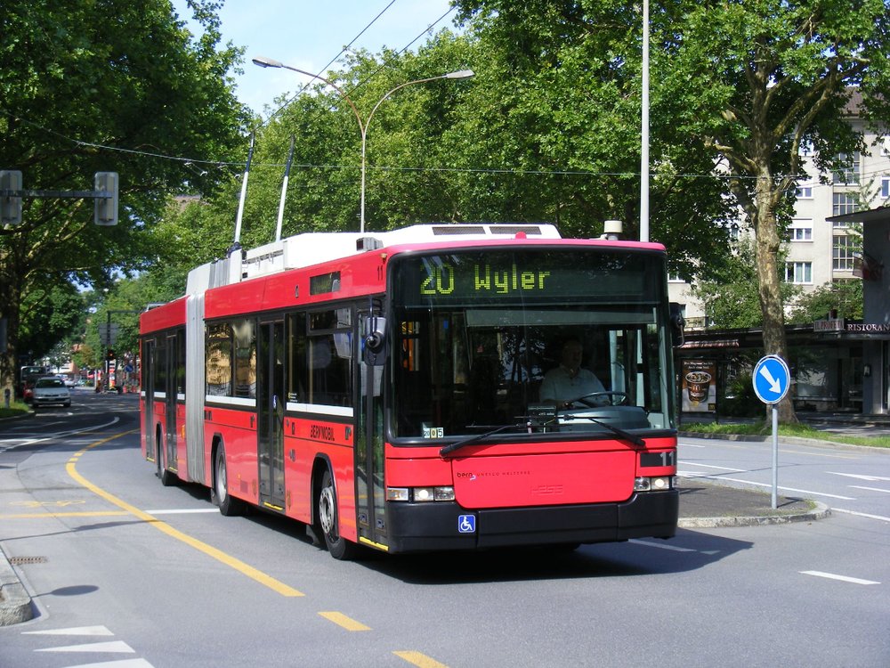 Dnes na trolejbusových linkách slouží 20 vozů Swisstrolley 2. (zdroj: Wikipedia.org)