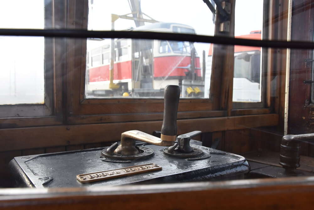 Pohled skrze stanoviště řidiče motorového vozu ev. č. 50. Ačkoli koncepce starých dvounápravových vozů působí vedle tramvaje T2 archaicky, motorový vůz ev. č. 50 byl vyroben jen o 10 let dříve než vůz T2R na pozadí. (foto: Libor Hinčica)