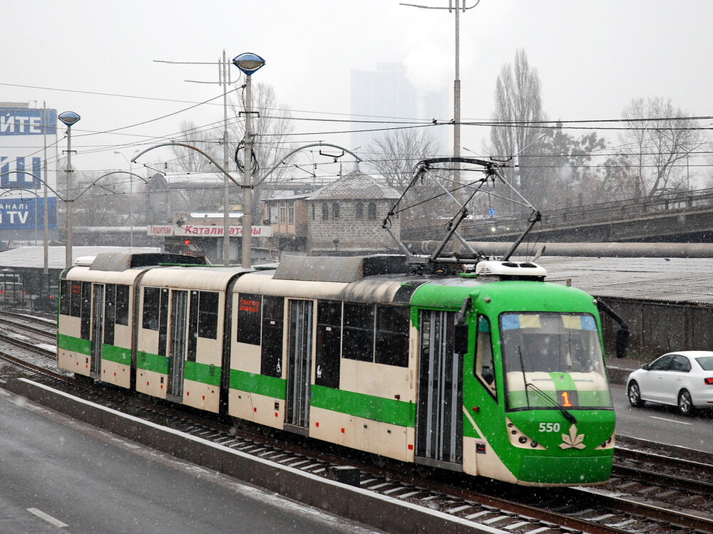 Tramvaj K3R-NNP «Kaštan» byla vyrobena roku 2013 pouze jako prototyp. Na snímku projíždí v Kyjevě v poměrně nehostinném počasí dne 20. ledna 2020. (foto: Aleksandr Tarasov)