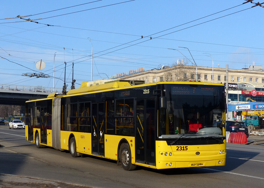 Trolejbus Bogdan T901.10 z roku 2011 na snímku z 22. ledna 2020. Městu se loni podařilo koupit jen 13 trolejbusů z 55 objednaných. Stavbu nové trati jižně od centra ani nezačalo, je proto otázkou, kolik se toho z generálního plánu podaří naplnit. (foto: Aleksandr Tarasov)