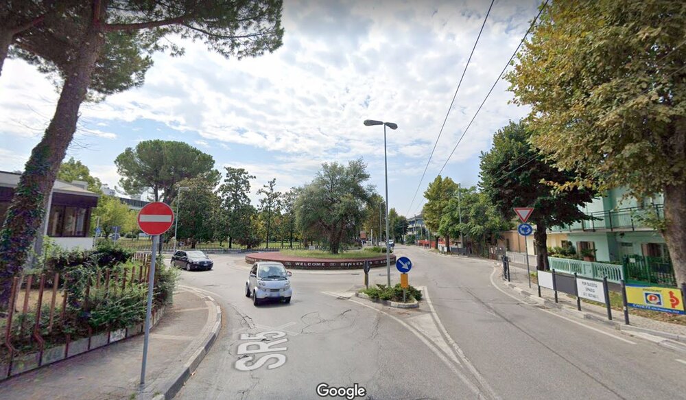 Jedna ze stop na nikdy neobsluhované severní větvi by měla vést po druhé straně kruhového objezdu, což se ale dosud nepodařilo realizovat. (zdroj: Google Street View)