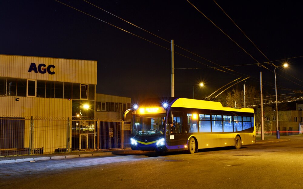 Rodina trolejbusů Škoda s designem od doc. Ing. arch. Patrika Kotase čítá v Teplicích již 8 kusů. Kromě nových parciálních vozů jde o sólo exempláře ev. č. 181 a 182 a prototyp Škoda 33 Tr ev. č. 221, které byly zařazeny v loňském listopadu. Mrazivého večera dne 29. prosince 2019 vyčkává na pravidelný odjezd linky 105 z Řetenic, Tolstého vůz 182. (foto: Matěj Stach)