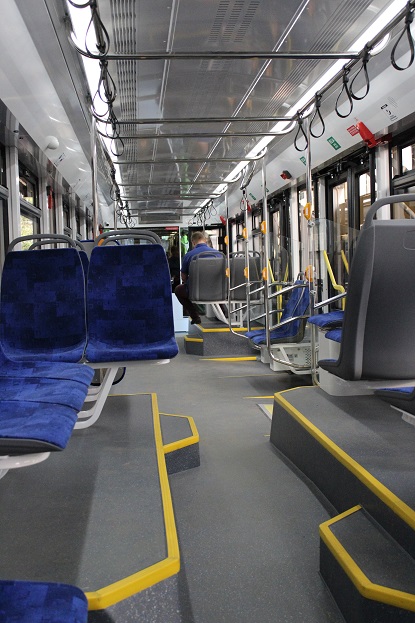 Hlavním mínusem nové tramvaje budou zřejmě tyto schůdky, o které mohou někteří cestující zakopávat. Nicméně vše ukáže až praxe a ruský výrobce navíc není jediný na světě, kdo kdy podobné “říční meandry” v tramvaji vytvořil.