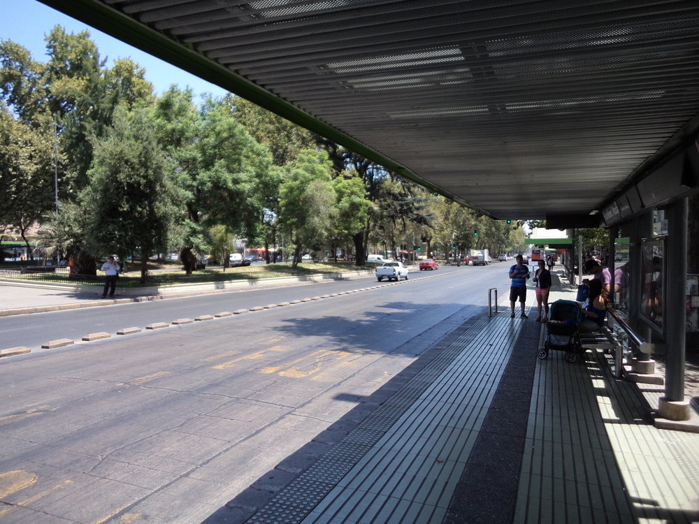 BRT systém v chilském Santiagu, který se tím bogotským inspiroval, sice působí jako chudý příbuzný a také nevydělává, nicméně nekolabuje. (foto: autor)