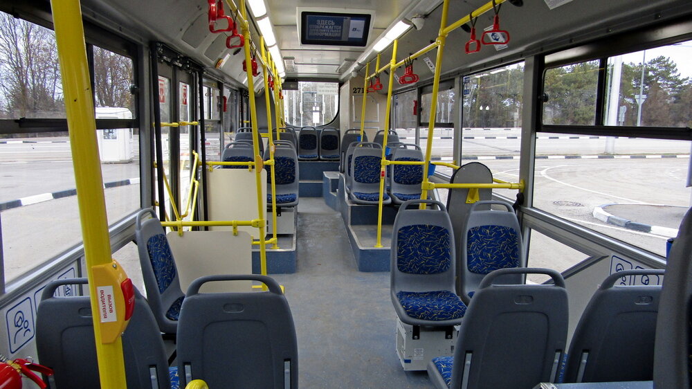 Interiér nového Avangardu. Vzadu naproti třetím dveřím vidíme bateriovou skříň. Výrobce Trans-Al’fa ve svých prvních parciálních Avangardech nabízel esteticky i prostorově nevhodné řešení, které je zachyceno na snímku zde. (foto: Michail Jakovlev)