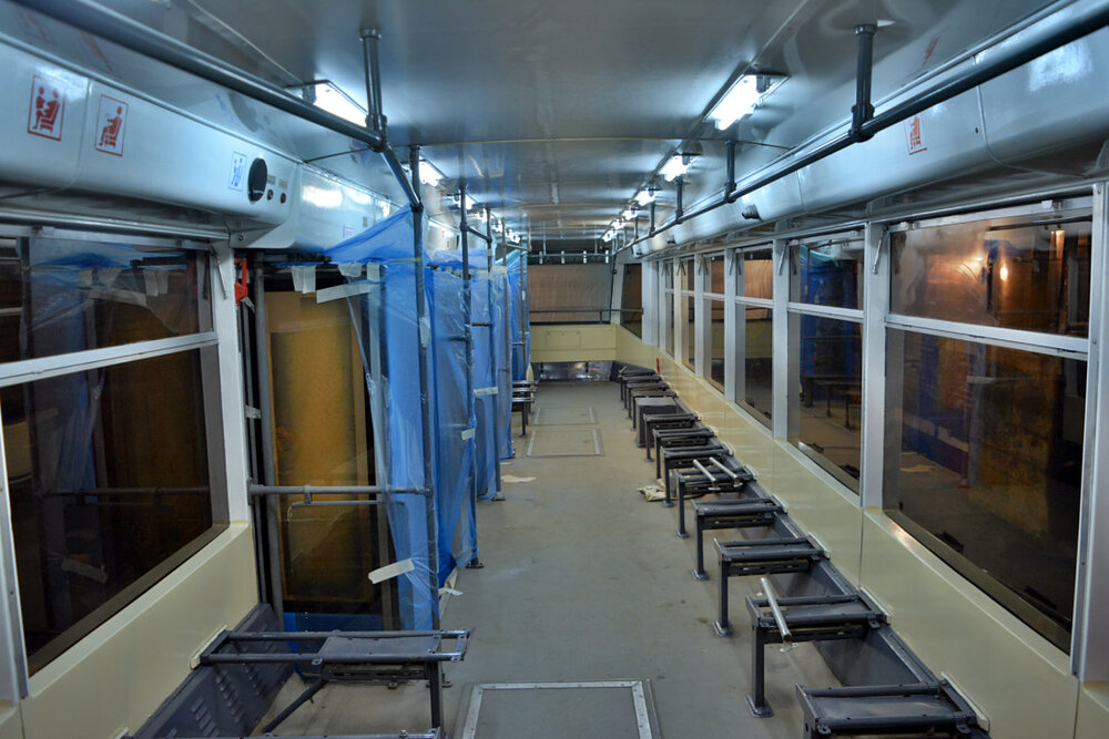 Interiér ex-moskevských vozů procházel očistou a dočkal se i nového nátěru. Proto byly sedačky načas odstraněny, jak ukazuje i snímek vozu č. 331 (ex- Moskva 5065).