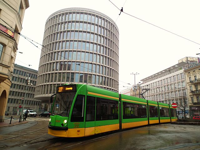 V ulicích Poznaně najdeme i tramvaje Siemens Combino. (zdroj: Wikipedia.org)