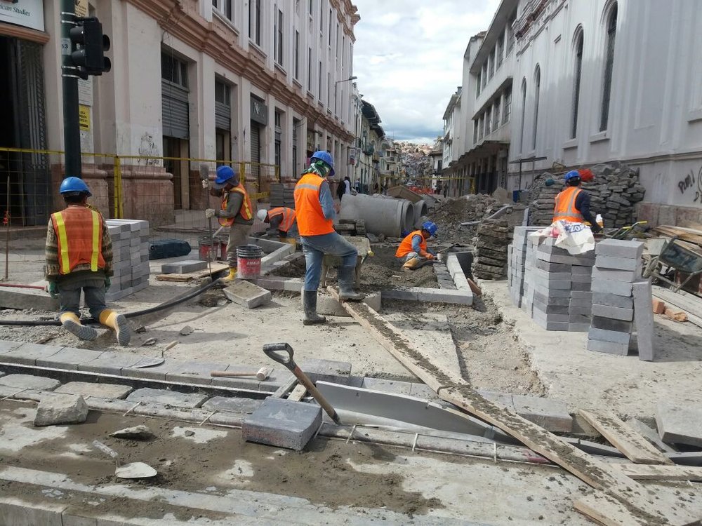 Stavební práce na ulici Gran Colombia v centru města v říjnu tohoto roku. (foto: Tranvía Cuenca)