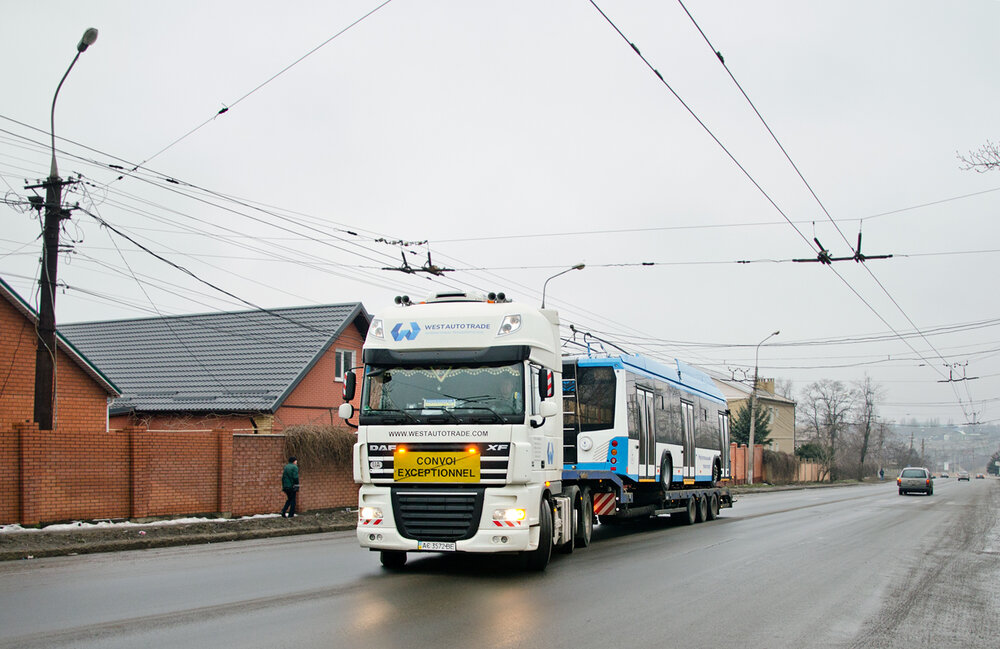 Nový trolejbus přijel na trajleru ukrajinské společnosti WestAutoTrade. (foto: TRalex)