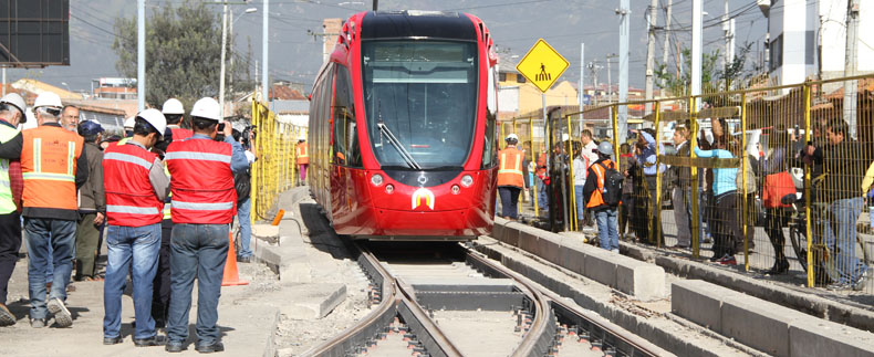 Ve městě způsobila tramvaj rozruch. Snímek z 23. října 2015 zachytil její první nesmělé kroky. (foto: Gobierno Autónomo Descentralizado Municipal del Cantón Cuenca)
