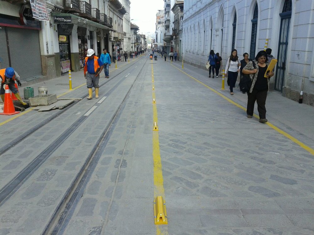 Zatímco někteří tramvaje do centra města nechtějí s tím, že vrchní vedení centrum hyzdí nebo je překážkou pro to, aby byla nalezena dohoda s vlastníky některých okolních domů, druzí se již rovnou uchýlí k řešení, které případnou nepřízeň ze strany některých stěžovatelů předem vyloučí... (foto: Tranvía Cuenca)