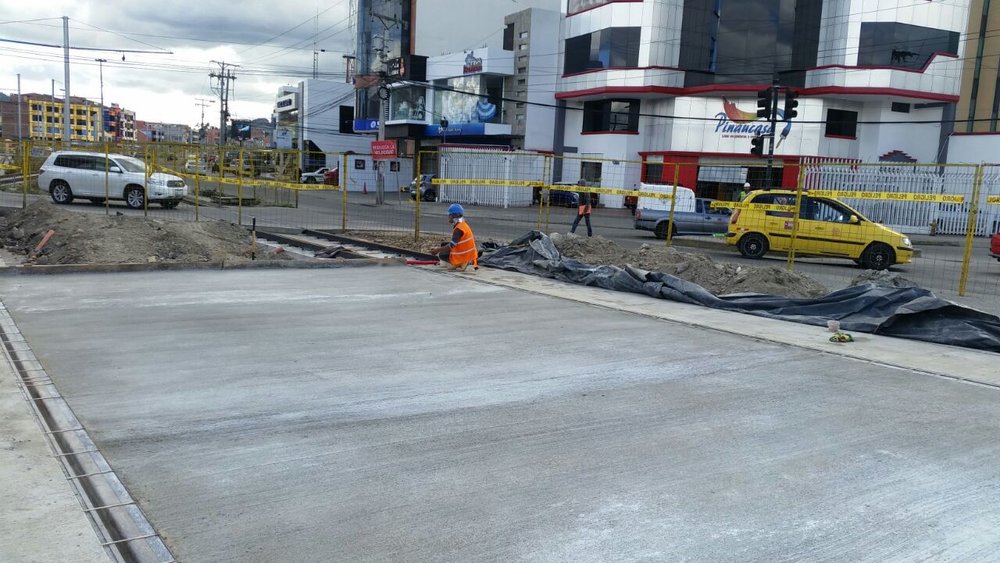 Křižovatka ulice Del Batán a třídy De las Américas v západní části města na snímku z přelomu září a října tohoto roku. Železobetonová podkladová deska byla navržena tak, aby byla vysoce odolná, neboť dané místo je z hlediska silničního provozu značně frekventované. (foto: Tranvía Cuenca)