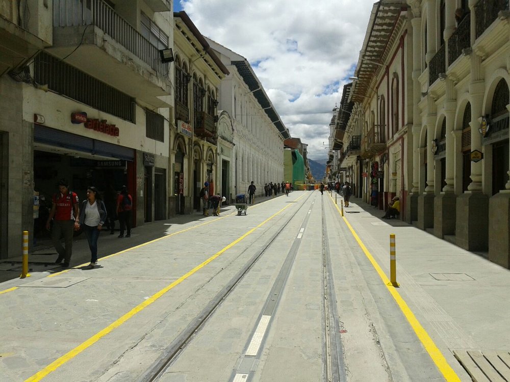 Dlouhá ulice Gran Colombia ještě jednou. Tentokrát s již osazenými výstražnými sloupky. (foto: Tranvía Cuenca)