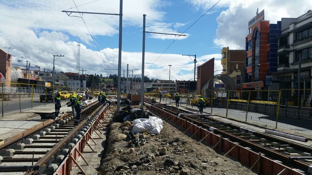Na třídě De las Américas se na konci září 2016 pokračovalo v pokládce kolejí v místech, kde ještě nebyly. (foto: Tranvía Cuenca)