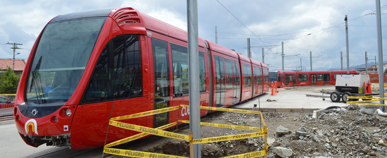 V době, kdy první vozidla dorazila do Cuency, bylo k dispozici jen několik set metrů kolejí v blízkosti budoucí vozovny. Od té doby sice další koleje přibyly, nicméně ne takovým způsobem, aby už mohly tramvaje poznávat i vzdálenější oblasti města. Je tedy třeba počkat do chvíle, kdy se jednotlivé dostavěné úseky začnou mezi sebou propojovat. (foto: Gobierno Autónomo Descentralizado Municipal del Cantón Cuenca)