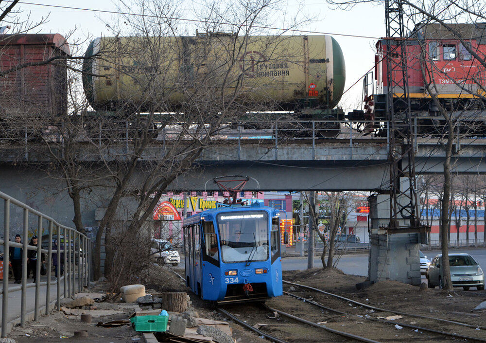 Zprohýbané kolejnice a všudepřítomný nepořádek do naha odhalují, jak se město ke svému tramvajovému provozu poslední dekády stavělo. Snímek je z 28. 3. 2020.
