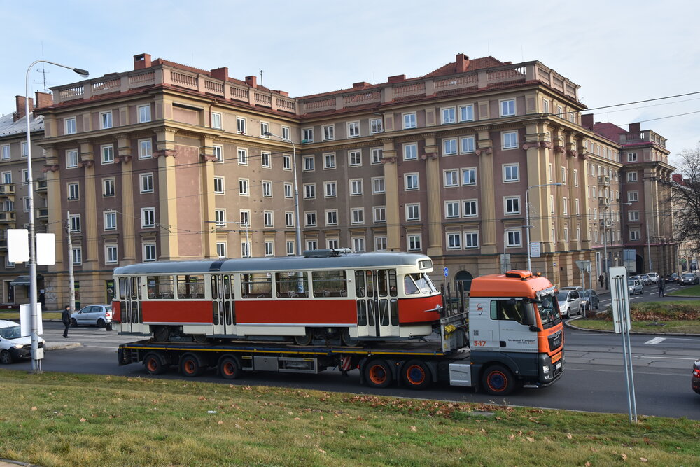 Tramvaj T2R ev. č. 613/6003 projíždí pod kulisou domů ve stylu socialistického realismu v Ostravě-Porubě. (foto: Libor Hinčica)