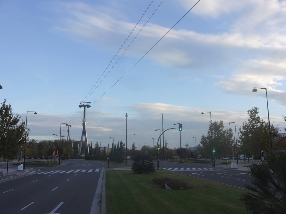 Poslední dva snímky zachycují situaci v polovině listopadu 2016. Kabinky jsou snesené a pomalu chátrající stavba lanovky působí jako nelichotivý pomník časů relativně nedávných. 