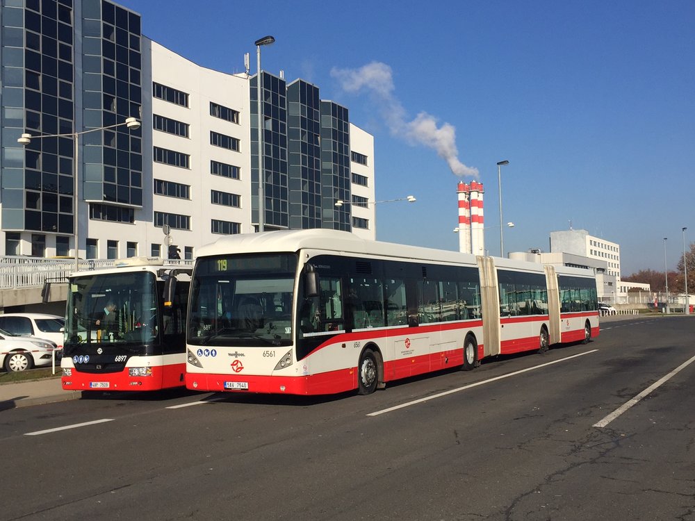 Tříčlánkový Van Hool byl opatřen polepy v červeném laku. (foto: DPP)
