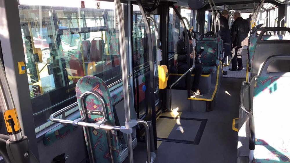 Pohled do interiéru tříčlánkového autobusu. (foto: DPP)