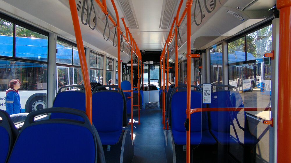 Trolejbusová produkce běloruského podniku se čím dál více vylepšuje a mariupolské trolejbusy možno zatím hodnotit jako zdařilý počin, a to soudě nejen dle vydařeného vnějšího designu hrajícího navíc na pohled líbivým barevným schématem. (foto: Kirill Alekseev)