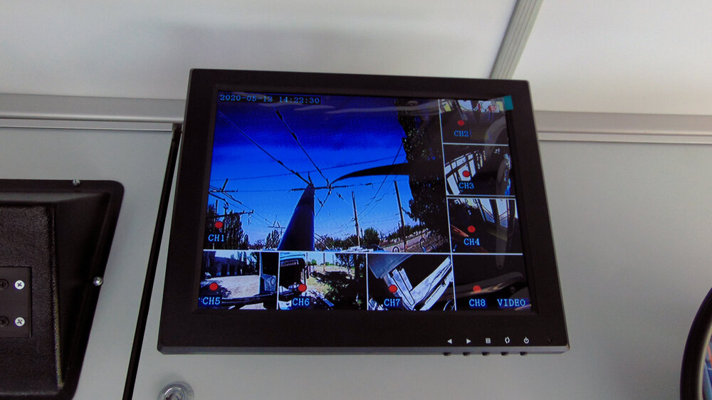 Zákazník si potrpěl na celé řadě detailů, od zesílených sedadel typu New City polského výrobce Ster přes počítadla cestujících, větší počet zrcadel v interiéru, vnější i vnitřní kamery až třeba po výkonnou klimatizaci. (foto: Kirill Alekseev)