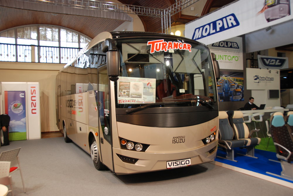 Jedním z významných partnerů veletrhu je i společnost Turancar, která stojí za prodejem autobusů značky ISUZU v České republice (a na Slovensku). Jednalo se o jednu z prvních firem, která se na veletrh v roce 2011 přihlásila. Snímek však pochází z loňského Czechbusu a představuje vůz Visigo. (foto: Libor Hinčica) 