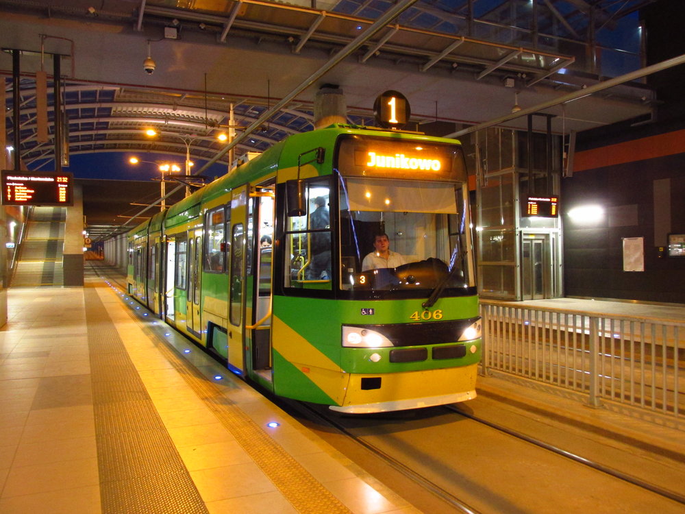 Poznaňský vůz RT6 MF 06 AC vzniklý úpravou tramvaje RT6N1 působí dne 22. 5. 2015 na nové podpovrchové stanici velmi moderně. (foto: Ing. Filip Jiřík)