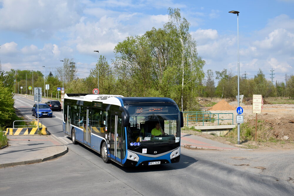 Modrý prototyp modelu SOR NS 12 diesel byl u dopravce STENBUS nasazen do běžného provozu vůbec poprvé, stalo se tak po více než roce a půl od představení vozu. Na snímku z 27. dubna autobus míří do běchovického podjezdu pod železniční tratí 010/011, kterou následně při vjezdu do Klánovic pro změnu nadjede. (foto: Matěj Stach)