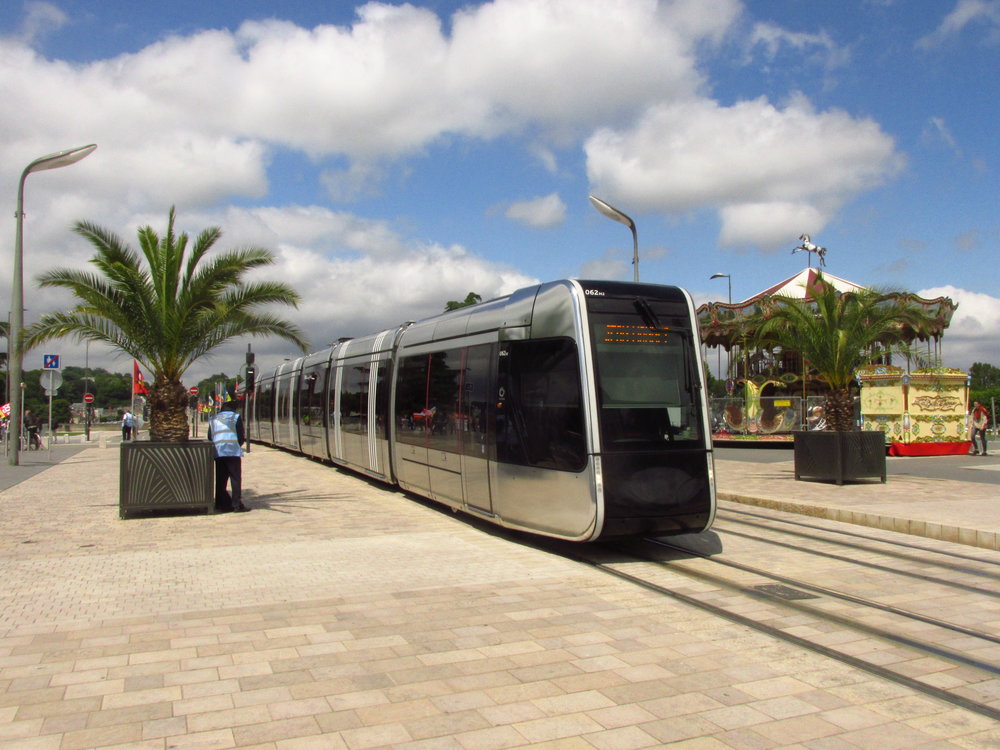 Slunce, palmy, tramvaj Alstom Citadis 402 a typický kolotoč pro děti. Idylka ve městě Tours. (foto: Ing. Filip Jiřík)