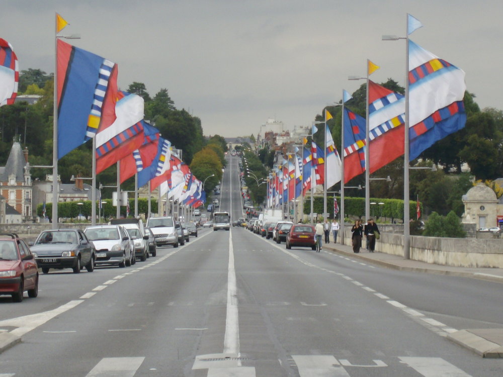 Most Pont Wilson s obousměrným provozem automobilů a vyhrazenými pruhy pro autobusy v roce 2007 (zdroj: Wikipedia.org).