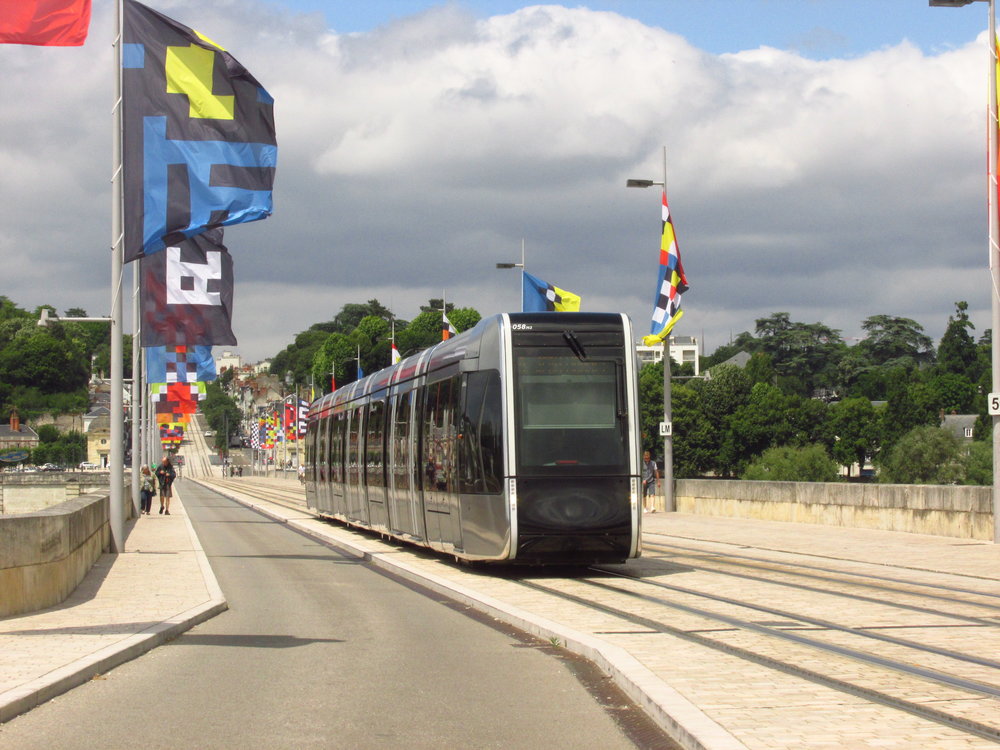 Most Pont Wilson s jediným jízdním pruhem a tramvajovou tratí se spodním přívodem proudu. Povrch je nově proveden ve světlé přírodní dlažbě. (foto: Ing. Filip Jiřík)