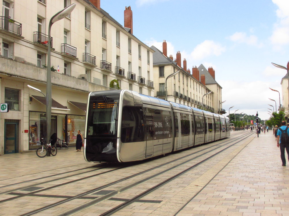 Tramvaj v rozšířeném úseku ulice Rue Nationale, kde byla původní zástavba zničena bombardováním města v roce 1944 a došlo k její náhradě novými budovami. (foto: Ing. Filip Jiřík)