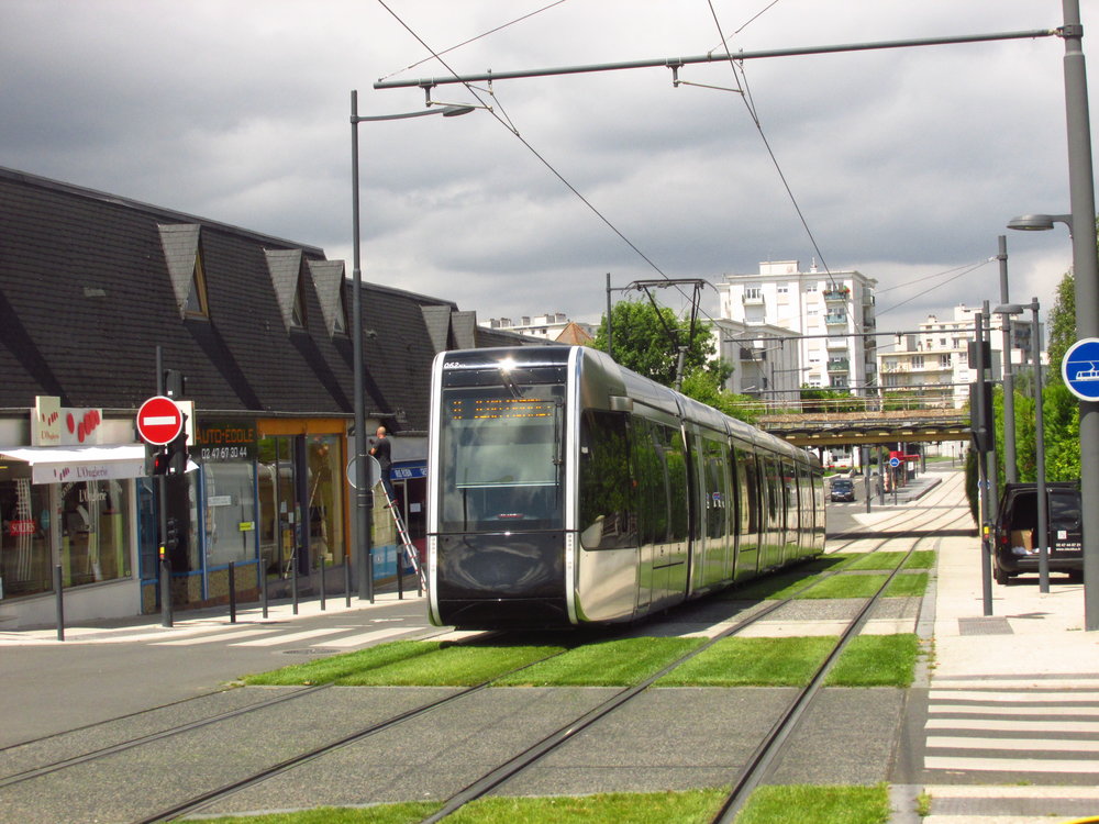 Mimo centrum využívají tramvaje v Tours tradiční trolejové vedení a většina tratí je zatravněna. Snímek byl pořízen poblíž zastávky Republique. (foto: Ing. Filip Jiřík)