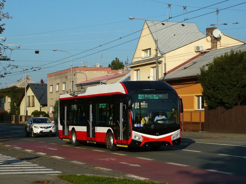 První vyrobený trolejbus Škoda 32 Tr v Opavě ještě s logem SOR na čele. Později došlo k náhradě tohoto loga za symbol okřídleného šípu Škodovky. (foto: Vojtěch Masaryk)