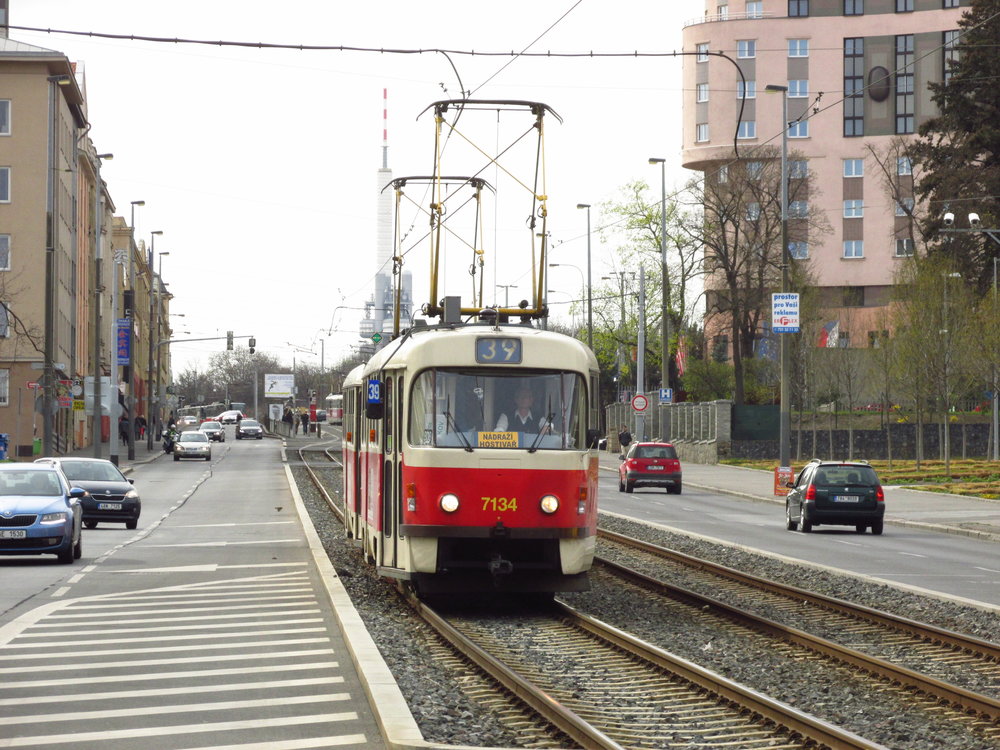 Souprava vozů T3SUCS ev. č. 7134+7115 zachycená nedaleko zastávky Vinohradské hřbitovy na jaře 2015. (foto: Ing. Filip Jiřík) 