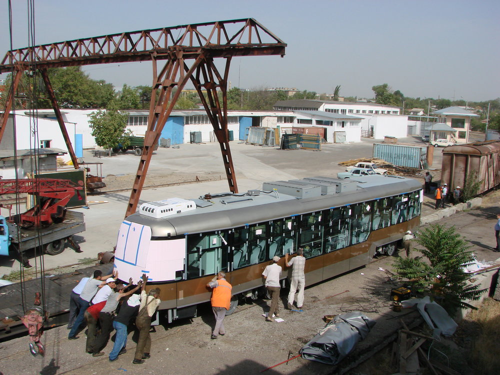 Skládání nového vozu VarioLF v Taškentu v roce 2011. České tramvaje se v uzbeckém hlavním městě dlouho neohřály. V roce 2016 byl provoz tramvají zrušen. Nyní se vozy přesouvají do města Samarkand. (foto: Sergej Kivenko)