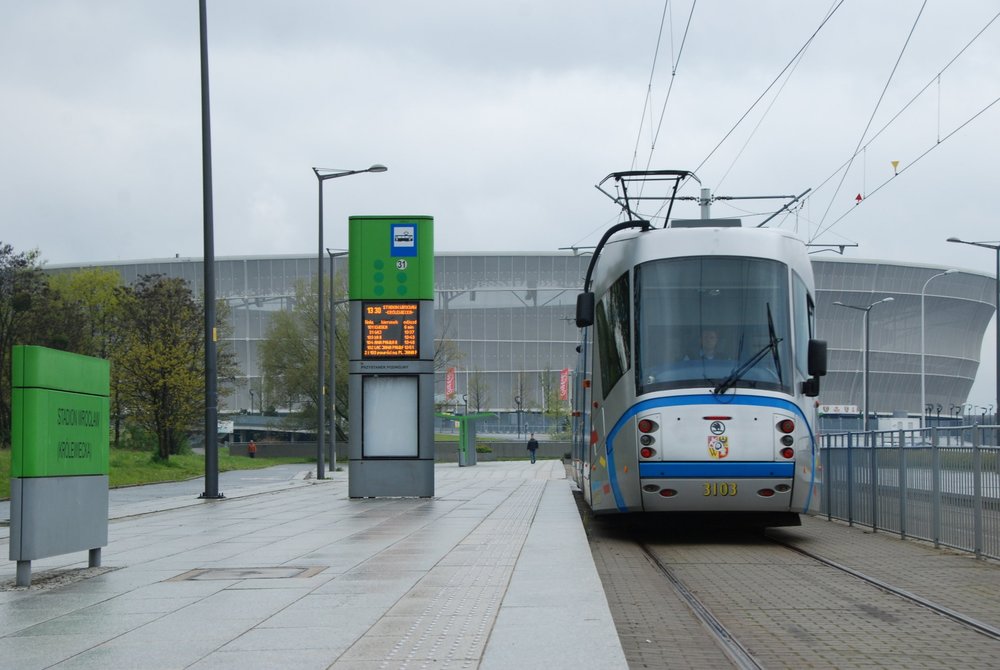 Ve Wrocławi slouží i české tramvaje Škoda 16T a 19T. (foto: Libor Hinčica)