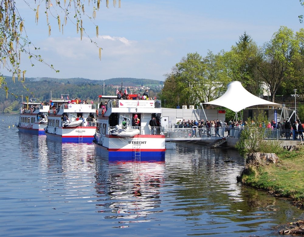 Lodě brněnského DP při výjezdu na přehradu na jaře 2016. (foto: DPMB)