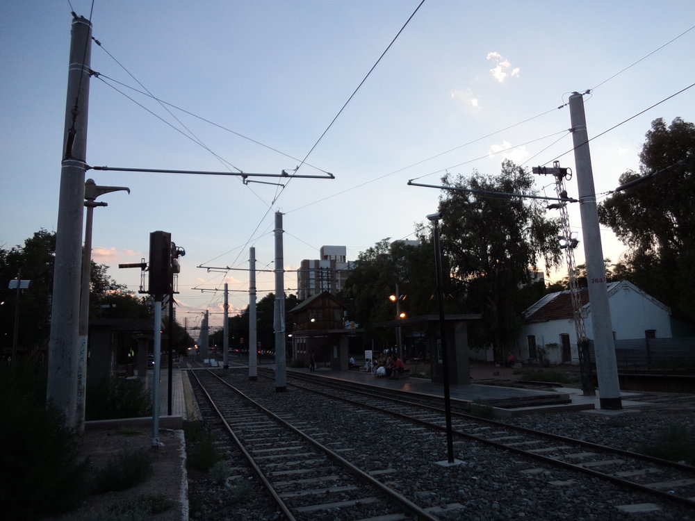 Konečná Estación Mendoza. Vlevo výstupní ostrůvek, vpravo nástupní.