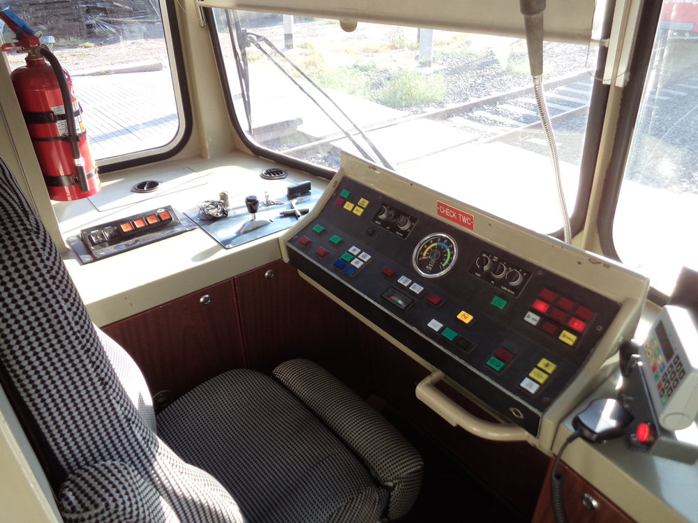 Stáří soupravy rychlodrážní tramvaje nezamaskuje ani kabina řidiče, která je však takřka v bezvadném stavu i po zhruba 30 letech provozu.