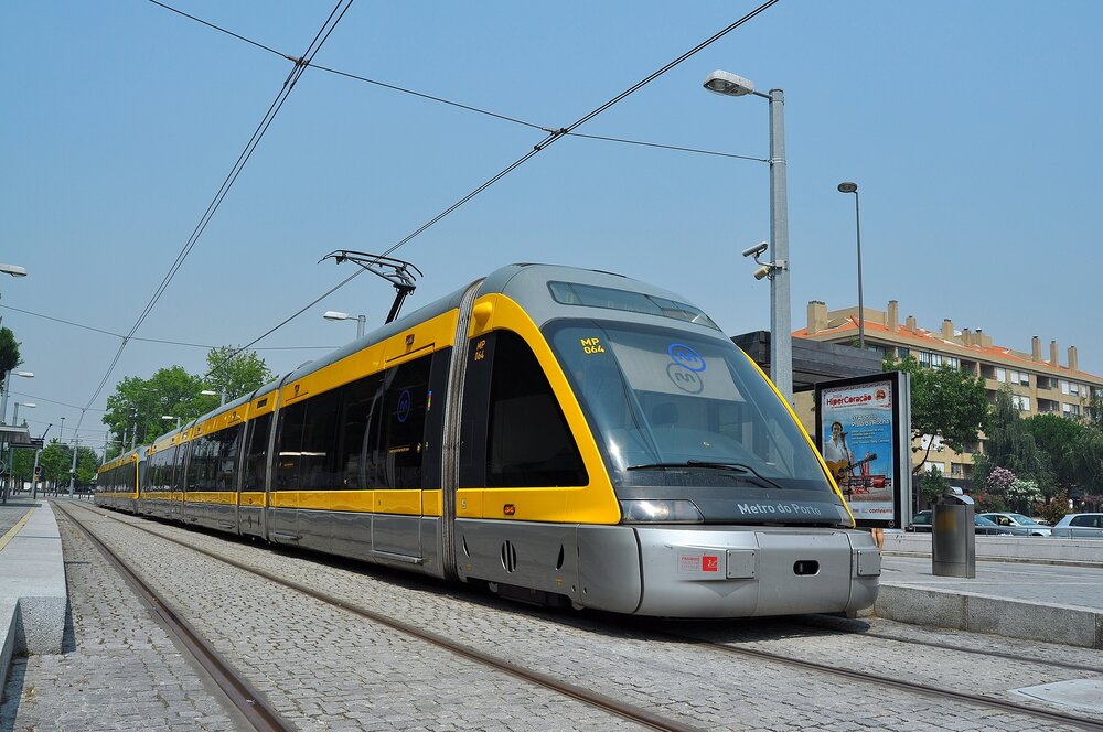 Tramvajové linky v Portu jsou oficiálně považovány za metro. První linka byla do provozu uvedena v roce 2002, dnes má síť 6 tras. Na snímku vidíme soupravu vozů z rodiny Eurotram. (zdroj: Wikipedia.org)