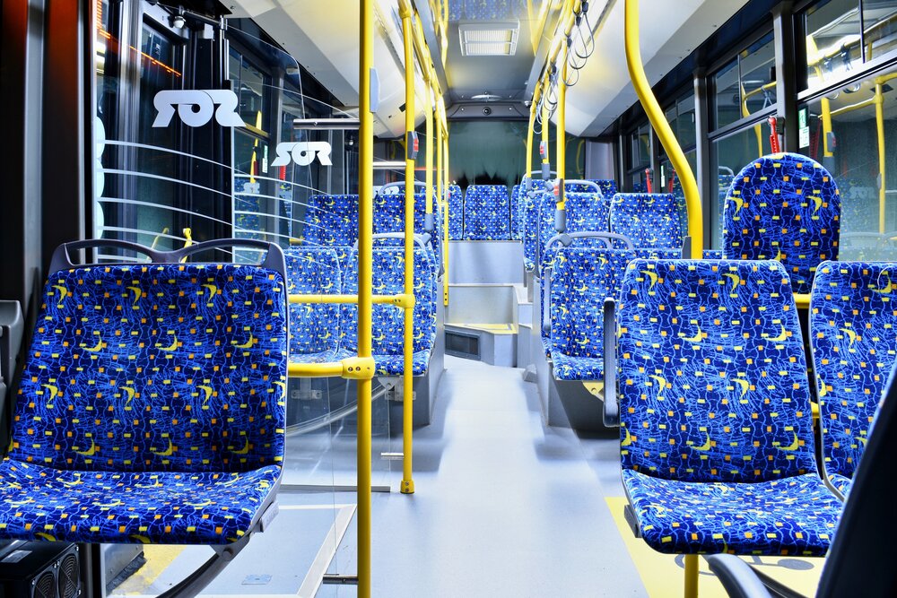 Interiérům v posledních letech do Teplic pořizovaných vozů vládnou modrá sedadla se žlutými prvky. A shodně vypadají i vnitřní prostory nejnovějších parciálních trolejbusů, k snímku pořízeném ve voze 182 je ale nutné si domyslet baterie. (foto: Matěj Stach)
