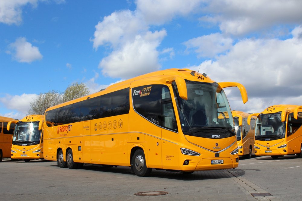 Flotila žltých autobusov RegioJet sa v tomto roku rozšírila o 45 Irizarov i8 najnovšej generácie.(foto: Martin Žarnovický, RegioJet)
