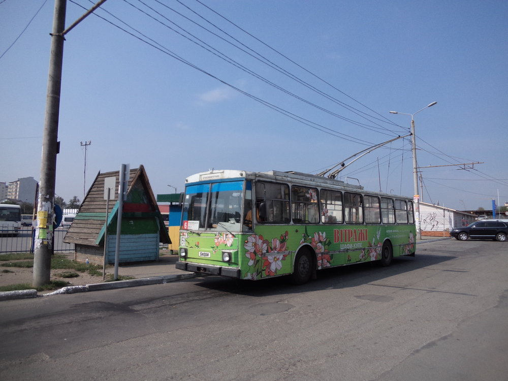 Trolejbus ev. č. 151 odpočívá na konečné Avtostancija. Jedná se o typ 14Tr02, který je v Ivano-Frankivsku zastoupen ještě dvěma dalšími vozy, jmenovitě ev. č. 118 a 124. Tyto, na rozdíl od ev. č. 151, nepřišly do města jako nové, ale jako zánovní z Luhansku v rámci ucelené série, která nesla ev. č. 116–125.