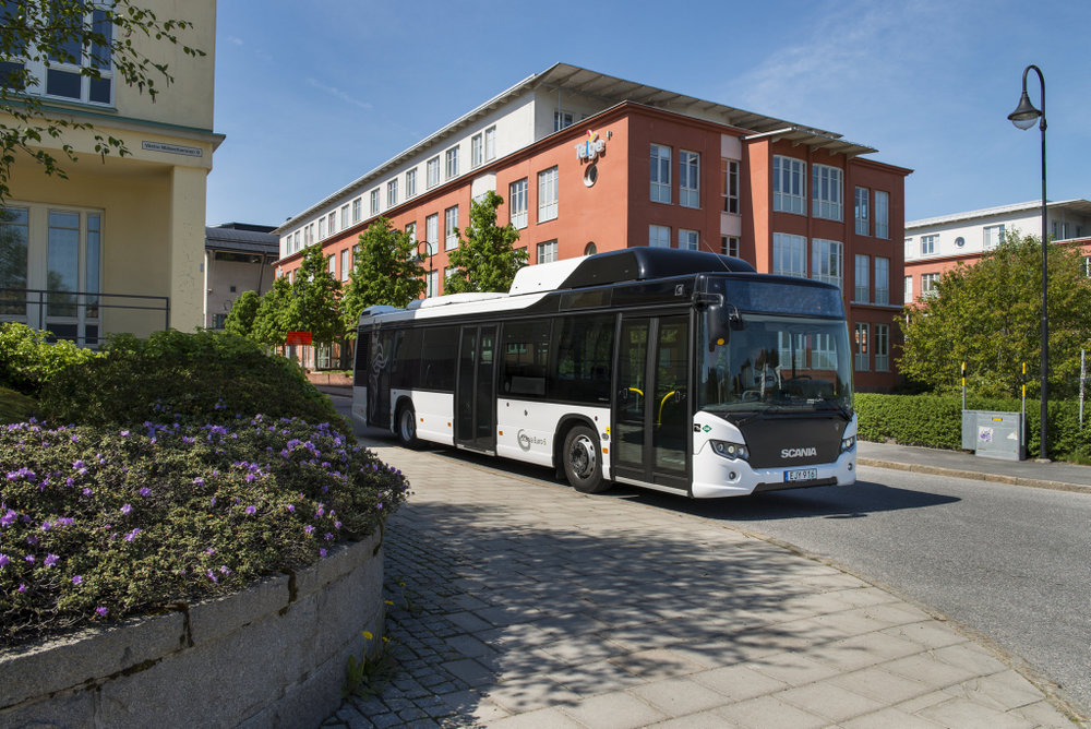Scania Citywide LF CNG na propagačním snímku výrobce. (foto: Scania)