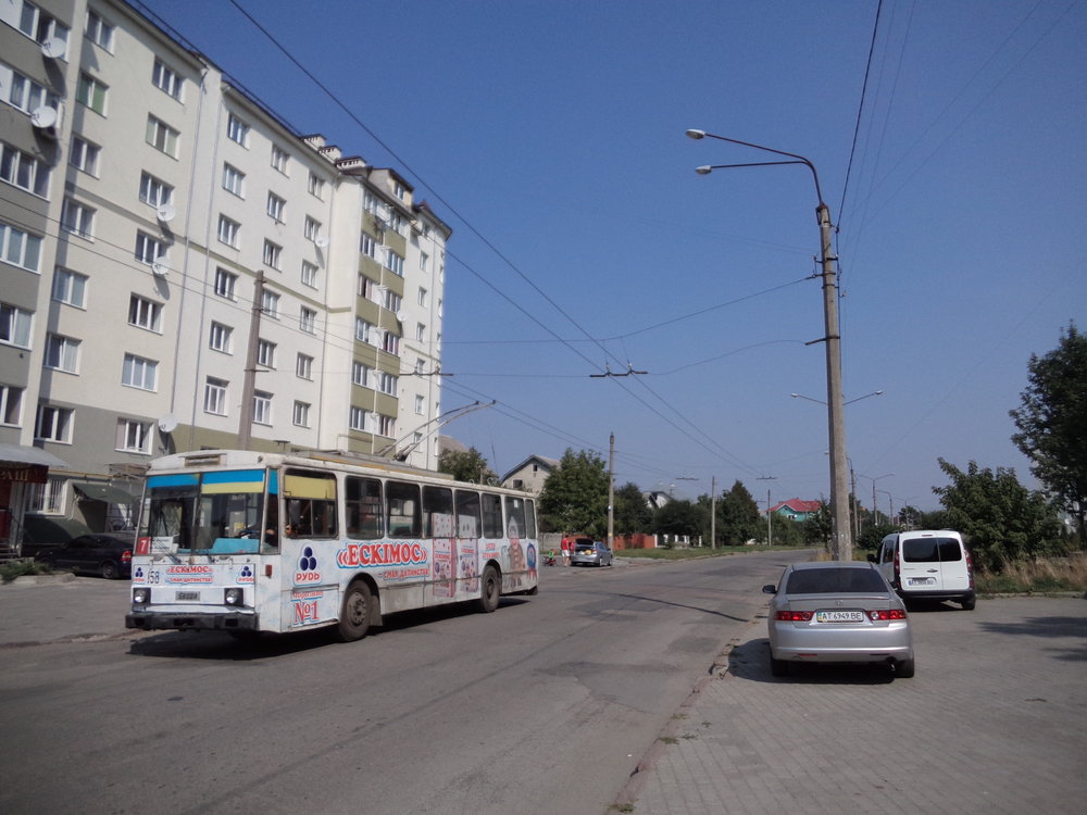 Ex-postupimský trolejbus ev. č. 158 na ulici Trolejbusna. Linka č. 7 tudy nejezdí, jedná se o výpravu z nedaleké vozovny.