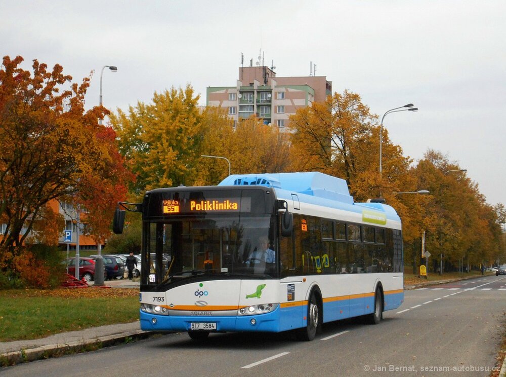 Vůz ev. č. 7193 na snímku z roku 2015. Dnes už si tento vůz v Ostravě fanoušci nevyfotí. (foto: Jan Bernat)