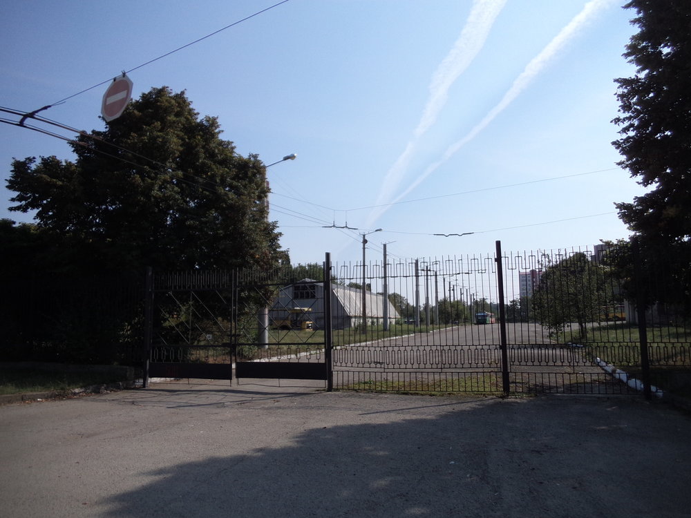 Při využití této brány se trolejbus k centru města nasměruje až poté, co obkrouží blízkou smyčku s názvem KP Elektroavtotrans.