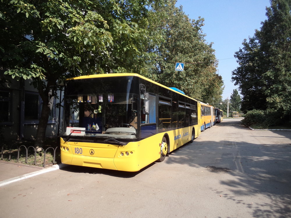 Pětice vozů domácí provenience typu LAZ E183D1 (vedených pod ev. č. 176–180)  přišla do Ivano-Frankivsku v letech 2006– 2009 a od té doby nebyl místní vozový park novými vozy obnovován.